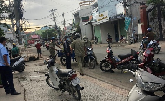 Lực lượng chức năng quận B&igrave;nh T&acirc;n tăng cường kiểm tra, xử phạt trong ng&agrave;y đầu th&agrave;nh phố thực hiện gi&atilde;n c&aacute;ch x&atilde; hội