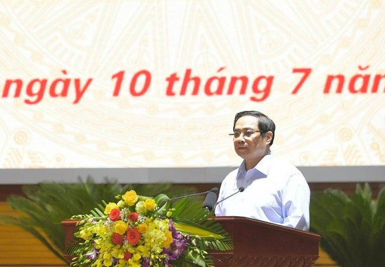 Thủ tướng Phạm Minh Ch&iacute;nh ph&aacute;t biểu tại lễ ph&aacute;t động ti&ecirc;m vaccine Covid-19. Ảnh: VIẾT CHUNG