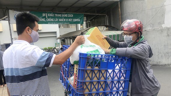 Nhiều bạn trẻ chuyển tạm sang nghề giao h&agrave;ng trực tuyến