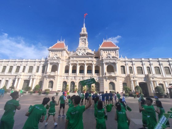 C&aacute;c VĐV&nbsp;&nbsp;Quận 1 với 02 lộ tr&igrave;nh 4,5km v&agrave; 02km ngang Uỷ ban nh&acirc;n d&acirc;n Th&agrave;nh phố Hồ Ch&iacute; Minh.