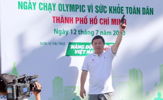 Đồng ch&iacute; Dương Anh Đức - Ph&oacute; chủ tịch UBND TPHCM bắn s&uacute;ng lệnh xuất ph&aacute;t "Ng&agrave;y chạy Olympic v&igrave; sức khoẻ to&agrave;n d&acirc;n. Ảnh: Dũng Phương