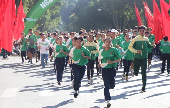 Hơn 30.000 người tham gia Ng&agrave;y chạy Olympic v&igrave; sức khỏe to&agrave;n d&acirc;n.