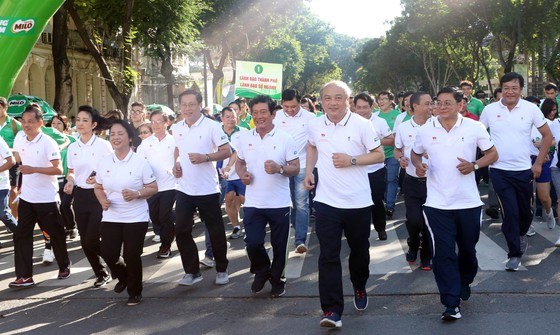 L&atilde;nh đạo Th&agrave;nh phố tham dự Ng&agrave;y chạy Olympic v&igrave; sức khỏe to&agrave;n d&acirc;n. Ảnh: Dũng Phương