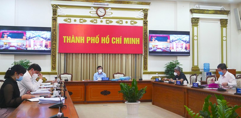 Chủ tịch UBND TP Nguyễn Th&agrave;nh Phong chủ tr&igrave; tại điểm cầu UBND TP. Ảnh: HMC