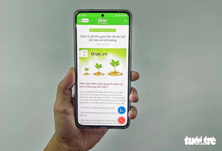 Người d&acirc;n quận B&igrave;nh T&acirc;n sẽ đ&oacute;ng tiền r&aacute;c qua app (ứng dụng GRAC) cho phường - Ảnh: CH&Acirc;U TUẤN