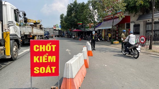 Chốt kiểm so&aacute;t tại ch&acirc;n cầu Ph&uacute; Long (quận 12, TPHCM) triển khai thử nghiệm hệ thống camera soi chiếu giấy tờ. Ảnh: VĂN MINH