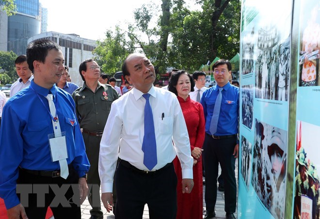 Thủ tướng Nguyễn Xu&acirc;n Ph&uacute;c thăm kh&ocirc;ng gian trưng b&agrave;y h&igrave;nh ảnh về lực thượng thanh ni&ecirc;n xung phong. (Ảnh: Thống Nhất/TTXVN)