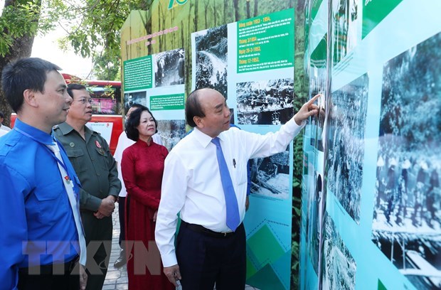 Thủ tướng Nguyễn Xu&acirc;n Ph&uacute;c thăm kh&ocirc;ng gian trưng b&agrave;y h&igrave;nh ảnh về lực thượng thanh ni&ecirc;n xung phong. (Ảnh: Thống Nhất/TTXVN)