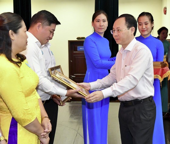 Ph&oacute; B&iacute; thư Th&agrave;nh ủy TPHCM Nguyễn Văn Hiếu tặng bằng khen cho c&aacute;c tập thể l&agrave;m tốt c&ocirc;ng t&aacute;c mở rộng hẻm. Ảnh: VIỆT DŨNG