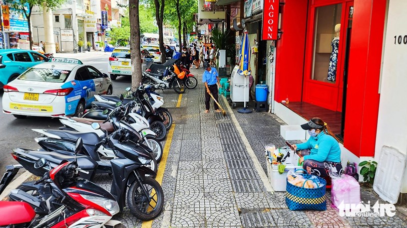 Vỉa h&egrave; được kẻ vạch sơn, chia th&agrave;nh từng khu vực tr&ecirc;n đường L&ecirc; Th&aacute;nh T&ocirc;n (quận 1, TP.HCM) - Ảnh: CH&Acirc;U TUẤN&nbsp;&nbsp;