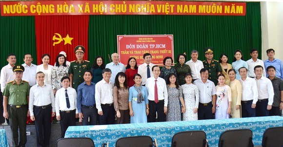 L&#227;nh đạo TPHCM thăm hỏi gia đ&#236;nh ch&#237;nh s&#225;ch v&#224; tặng thiết bị trường học tại C&#244;n Đảo - Ảnh 7