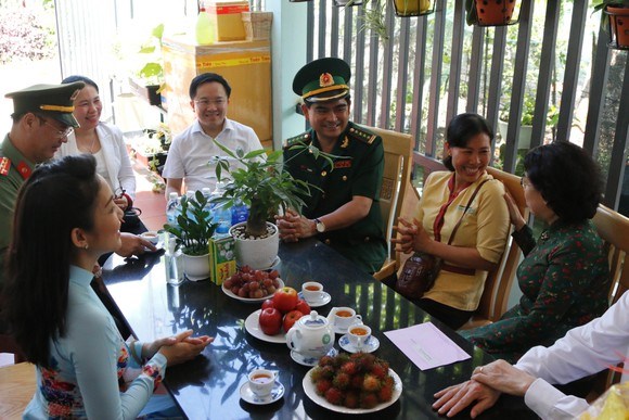 L&#227;nh đạo TPHCM thăm hỏi gia đ&#236;nh ch&#237;nh s&#225;ch v&#224; tặng thiết bị trường học tại C&#244;n Đảo - Ảnh 4