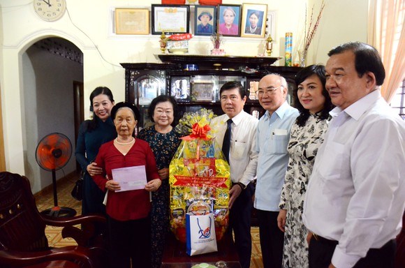 L&#227;nh đạo TPHCM thăm hỏi gia đ&#236;nh ch&#237;nh s&#225;ch v&#224; tặng thiết bị trường học tại C&#244;n Đảo - Ảnh 1