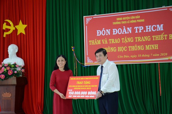 L&#227;nh đạo TPHCM thăm hỏi gia đ&#236;nh ch&#237;nh s&#225;ch v&#224; tặng thiết bị trường học tại C&#244;n Đảo - Ảnh 5