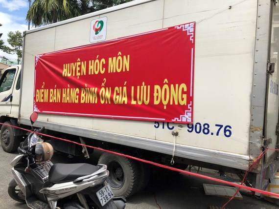 Một xe b&aacute;n thực phẩm lưu động gi&aacute; b&igrave;nh ổn của huyện H&oacute;c M&ocirc;n. Ảnh: TRẦN VĂN