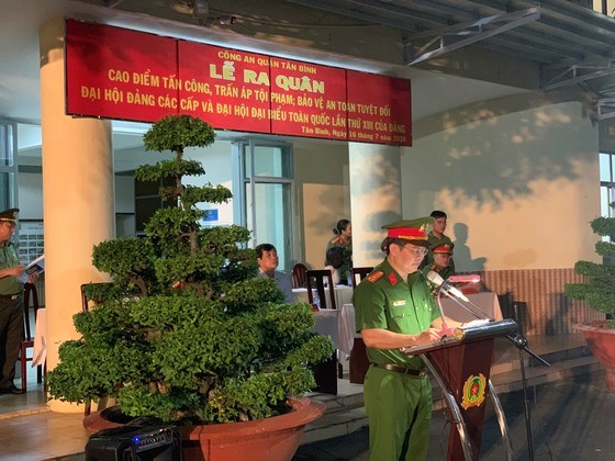 Thượng t&aacute; Nguyễn Th&agrave;nh Lợi, Trưởng C&ocirc;ng an quận T&acirc;n B&igrave;nh, TPHCM ph&aacute;t biểu tại buổi lễ ra qu&acirc;n tối ng&agrave;y 16-7. Ảnh: CH&Iacute; THẠCH&nbsp;