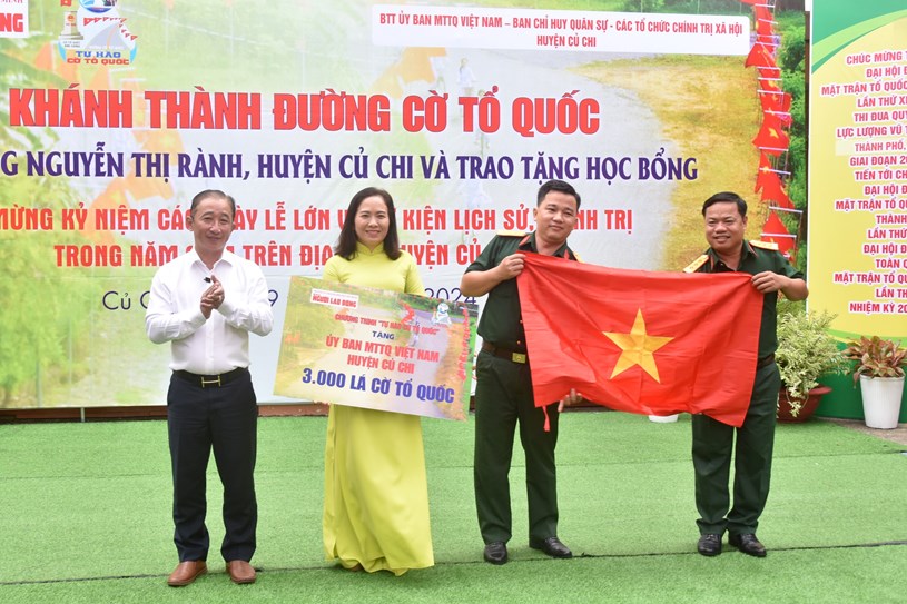 &Ocirc;ng B&ugrave;i Thanh Li&ecirc;m, thượng t&aacute; Nguyễn Văn Sản trao bảng tượng trưng 3.000 l&aacute; cờ Tổ quốc cho Ủy ban MTTQ Việt Nam huyện Củ Chi