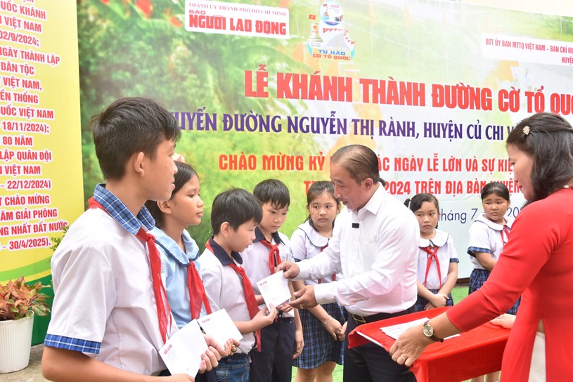 &Ocirc;ng B&ugrave;i Thanh Li&ecirc;m trao c&aacute;c suất hỗ trợ kinh ph&iacute; học tập cho c&aacute;c em học sinh c&oacute; ho&agrave;n cảnh kh&oacute; khăn tr&ecirc;n địa b&agrave;n