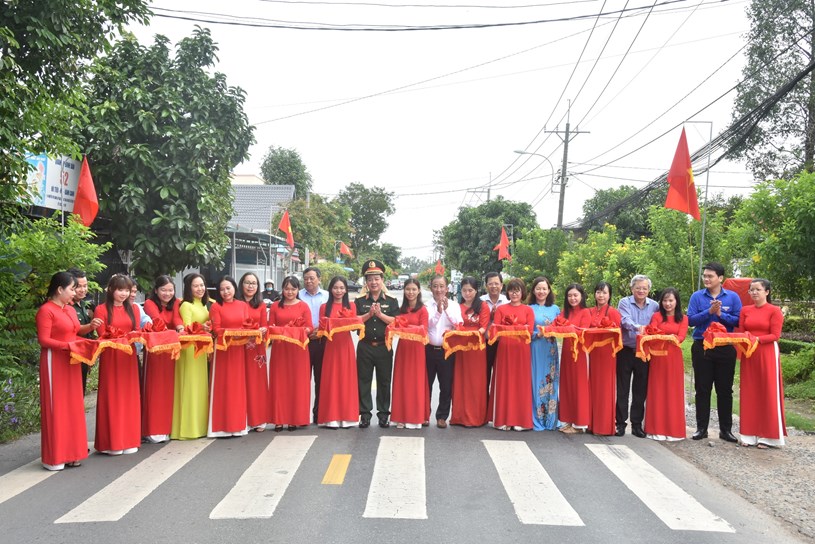 C&aacute;c đại biểu cắt băng kh&aacute;nh th&agrave;nh "Đường cờ Tổ quốc" d&agrave;i nhất TP HCM