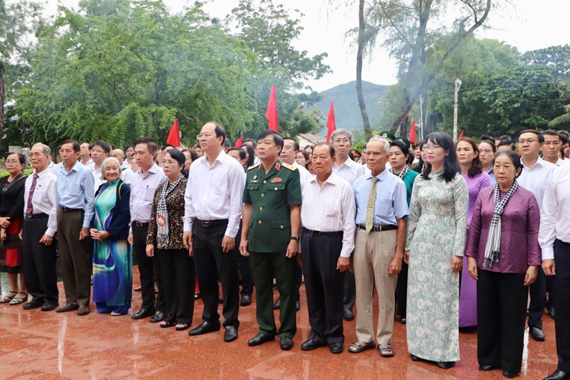 Ph&oacute; B&iacute; thư Thường trực Th&agrave;nh ủy TP HCM Nguyễn Hồ Hải c&ugrave;ng c&aacute;c th&agrave;nh vi&ecirc;n đo&agrave;n c&ocirc;ng t&aacute;c tại Nghĩa trang H&agrave;ng Keo. &nbsp;