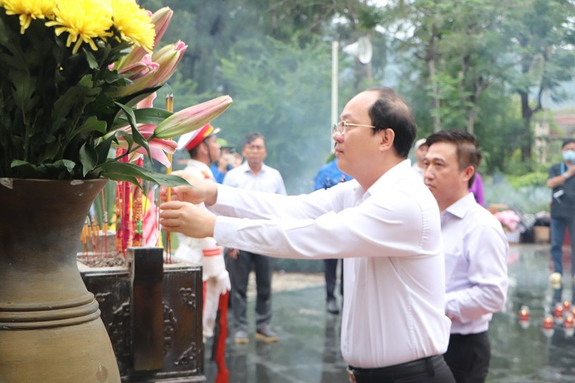 Ph&oacute; B&iacute; thư Thường trực Th&agrave;nh ủy TP HCM Nguyễn Hồ Hải d&acirc;ng hương tại Nghĩa trang H&agrave;ng Keo. &nbsp;