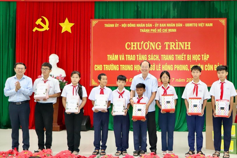 Ph&oacute; B&iacute; thư Thường trực Th&agrave;nh ủy TP HCM Nguyễn Hồ Hải v&agrave; Gi&aacute;m đốc Sở Th&ocirc;ng tin &ndash; Truyền th&ocirc;ng TP HCM L&acirc;m Đ&igrave;nh Thắng tặng qu&agrave; cho học sinh Trường THCS L&ecirc; Hồng Phong. &nbsp;