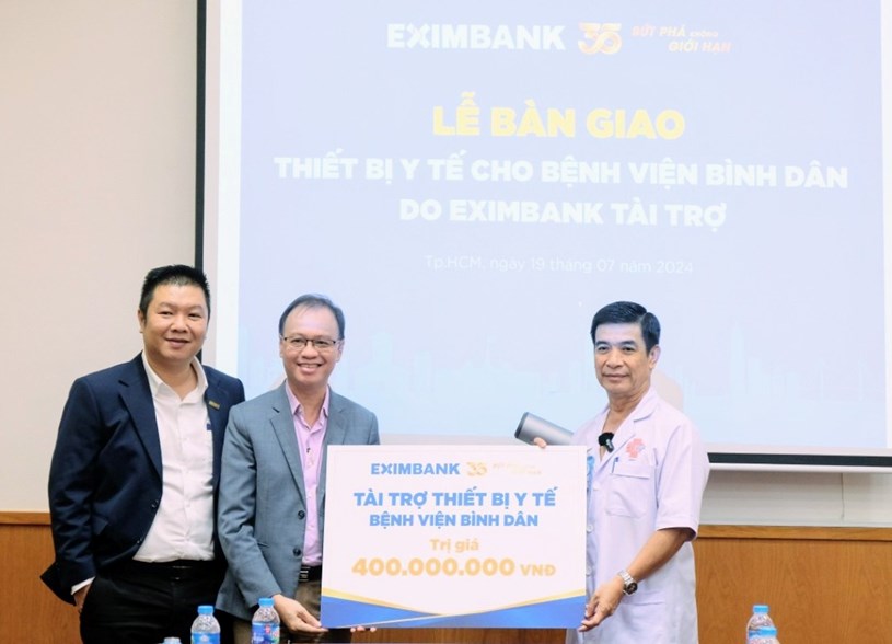 &Ocirc;ng Nguyễn Hồ Ho&agrave;ng Vũ &ndash; Ph&oacute; Tổng Gi&aacute;m đốc Eximbank (thứ 2 từ tr&aacute;i sang) trao tặng thiết bị y tế trị gi&aacute; 400 triệu đồng cho &ocirc;ng Lương Thanh T&ugrave;ng, B&aacute;c sĩ chuy&ecirc;n khoa II, Ph&oacute; Gi&aacute;m đốc Bệnh viện B&igrave;nh D&acirc;n.