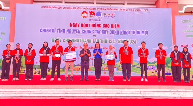 C&aacute;c t&igrave;nh nguyện vi&ecirc;n quốc tế c&ugrave;ng tham gia hoạt động. Ảnh: Bảo Anh