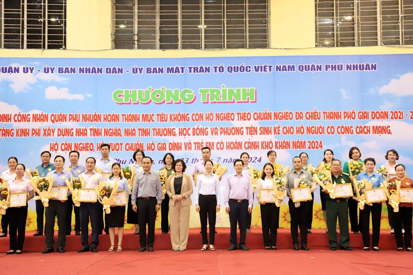 L&atilde;nh đạo quận Ph&uacute; Nhuận trao hoa v&agrave; bằng khen đến c&aacute;c đơn vị đ&atilde; đồng h&agrave;nh c&ugrave;ng quận trong Chương tr&igrave;nh giảm ngh&egrave;o bền vững giai đoạn 2021-2025 &nbsp;