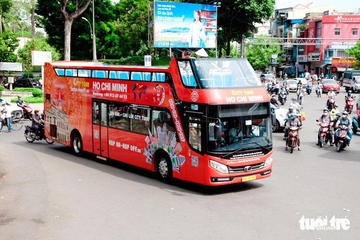 Xe bu&yacute;t hai tầng chạy tr&ecirc;n đường Trần Ph&uacute;, quận 5 - Ảnh: PHƯƠNG NHI