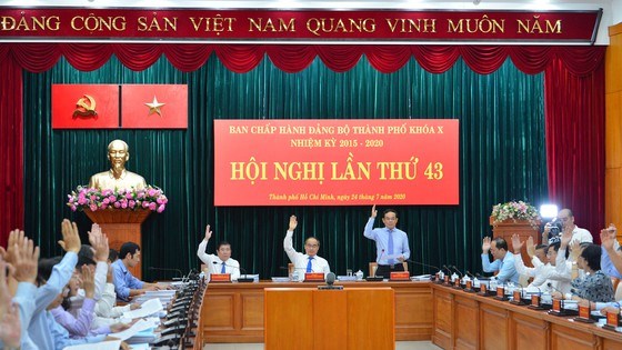 C&aacute;c đại biểu biểu quyết th&ocirc;ng qua chương tr&igrave;nh Hội nghị. Ảnh: VIỆT DŨNG