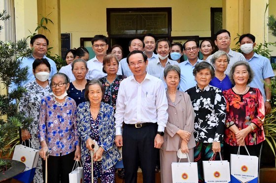 Bí thư Thành ủy TPHCM Nguyễn Văn Nên đến thăm Trung tâm Dưỡng lão Thị Nghè. Ảnh: VIỆT DŨNG