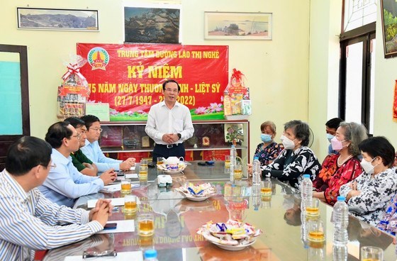 Đồng chí Nguyễn Văn Nên phát biểu tại buổi thăm Trung tâm Dưỡng lão Thị Nghè. Ảnh: VIỆT DŨNG 
