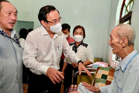 Đồng chí Nguyễn Văn Nên thăm hỏi cụ Đoàn Hà (92 tuổi). Ảnh: VIỆT DŨNG