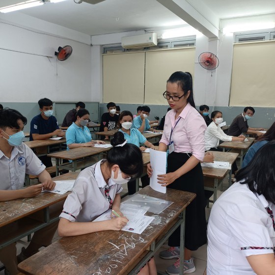Thí sinh dự thi tốt nghiệp THPT năm 2022 tại điểm thi Trường THCS Trần Văn Ơn (quận 1)