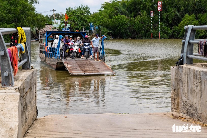 Cầu nối huyện B&#236;nh Ch&#225;nh với Nh&#224; B&#232; sắp th&#244;ng xe, người d&#226;n hết cảnh &#39;qua s&#244;ng phải lụy đ&#242;&#39; - Ảnh 2