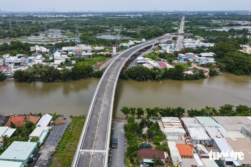 Cầu nối huyện B&#236;nh Ch&#225;nh với Nh&#224; B&#232; sắp th&#244;ng xe, người d&#226;n hết cảnh &#39;qua s&#244;ng phải lụy đ&#242;&#39; - Ảnh 4