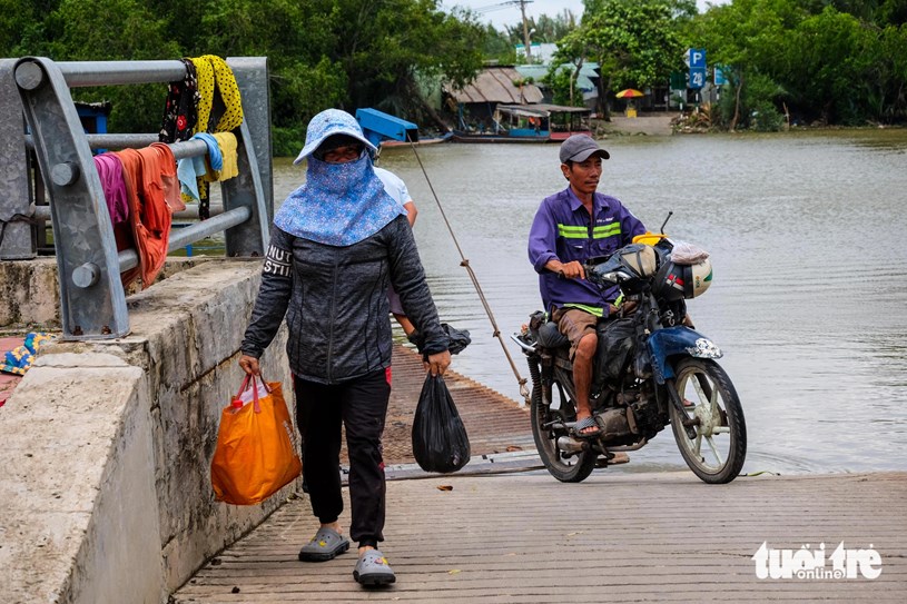 Cầu nối huyện B&#236;nh Ch&#225;nh với Nh&#224; B&#232; sắp th&#244;ng xe, người d&#226;n hết cảnh &#39;qua s&#244;ng phải lụy đ&#242;&#39; - Ảnh 3