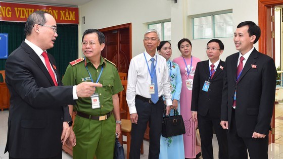 B&iacute; Thư Th&agrave;nh ủy TPHCM Nguyễn Thiện Nh&acirc;n trao đổi c&ugrave;ng c&aacute;c đồng ch&iacute; l&atilde;nh đạo quận 10 v&agrave; c&aacute;c đại biểu tại Đại hội Đảng bộ quận 10. Ảnh: VIỆT DŨNG