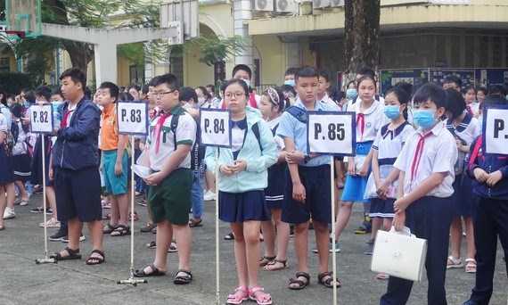 C&aacute;c em học sinh tập trung theo sơ đồ ph&ograve;ng thi tại s&acirc;n trường.