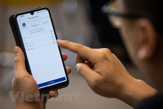 Người d&ugrave;ng cũng phải cập nhật t&igrave;nh trạng sức khoẻ hiện tại cho cơ quan chức năng nắm r&otilde;.&nbsp;(Ảnh: Minh Sơn/Vietnam+)