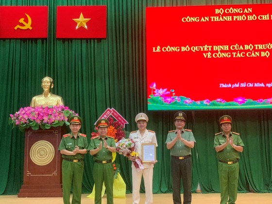 Ban Giám đốc Công an TPHCM tặng hoa chúc mừng Đại tá Mai Hoàng 