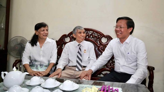 Chủ tịch UBND TPHCM Phan Văn M&#227;i thăm c&#225;c gia đ&#236;nh ch&#237;nh s&#225;ch ở quận 5 - Ảnh 1