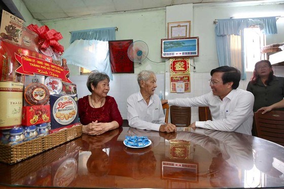 Chủ tịch UBND TPHCM Phan Văn M&#227;i thăm c&#225;c gia đ&#236;nh ch&#237;nh s&#225;ch ở quận 5 - Ảnh 3