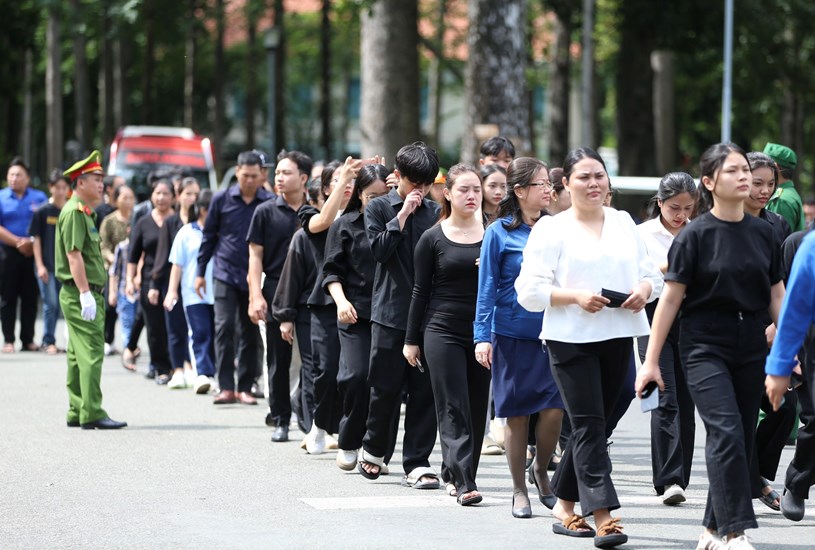 Hơn 10 ng&#224;n người đến viếng Tổng B&#237; thư Nguyễn Ph&#250; Trọng tại Hội trường Thống Nhất trong s&#225;ng 26-7 - Ảnh 7