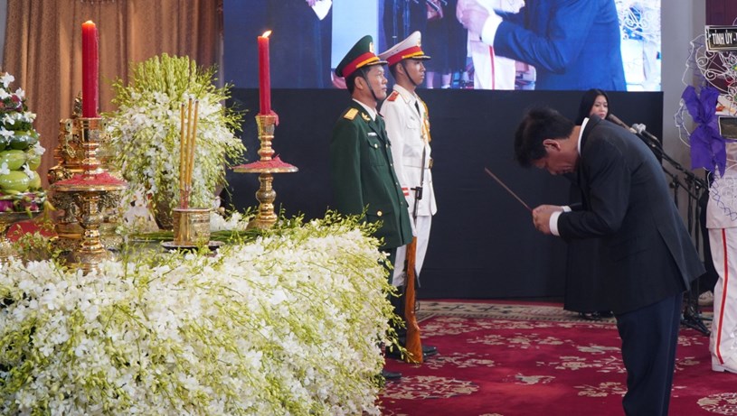 Hơn 10 ng&#224;n người đến viếng Tổng B&#237; thư Nguyễn Ph&#250; Trọng tại Hội trường Thống Nhất trong s&#225;ng 26-7 - Ảnh 4