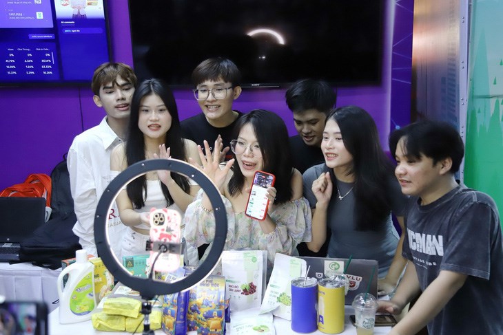 Livestream b&aacute;n h&agrave;ng l&agrave; xu hướng đang nở rộ tr&ecirc;n c&aacute;c nền tảng mạng x&atilde; hội như TikTok, Facebook... - Ảnh: PHƯƠNG QUY&Ecirc;N