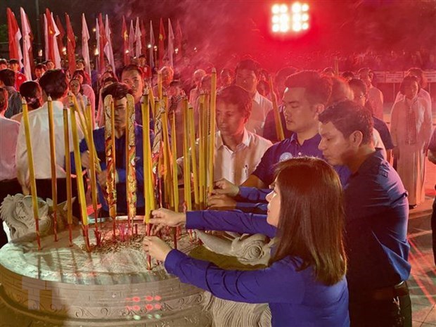 Đo&agrave;n vi&ecirc;n thanh ni&ecirc;n Th&agrave;nh phố Hồ Ch&iacute; Minh d&acirc;ng hương tưởng nhớ anh h&ugrave;ng, liệt sỹ. (Ảnh: Hồng Giang/TTXVN)