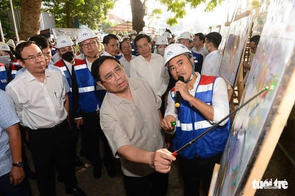 Thủ tướng Phạm Minh Ch&iacute;nh kiểm tra ga Bến Th&agrave;nh s&aacute;ng 27-7 - Ảnh:QUANG ĐỊNH