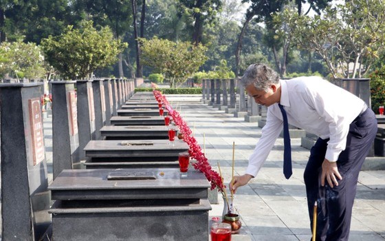 Ph&oacute; Chủ tịch UBND TPHCM Ng&ocirc; Minh Ch&acirc;u d&acirc;ng hương tại phần mộ c&aacute;c anh h&ugrave;ng liệt sĩ. Ảnh: NG&Ocirc; B&Igrave;NH/SGGP